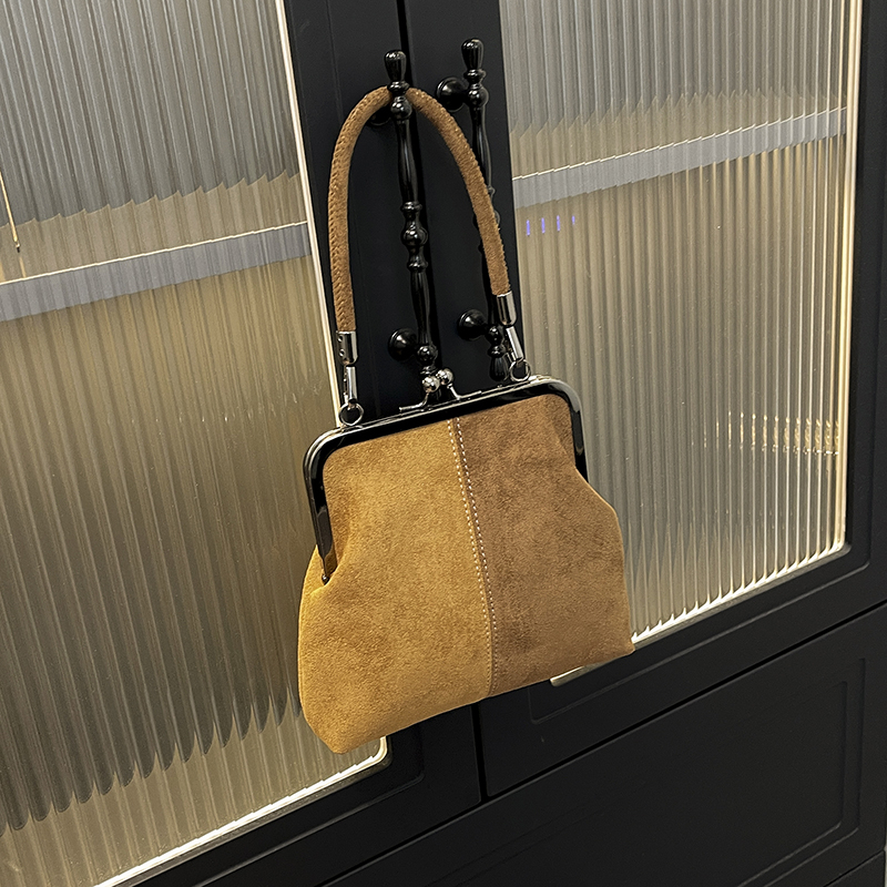 2025 Autumn Large Capacity Handbag Fashion Advanced Simple Exquisite Luxury Party Handbag Travel Daily Shopping Commuting Multi functional Shoulder Ba