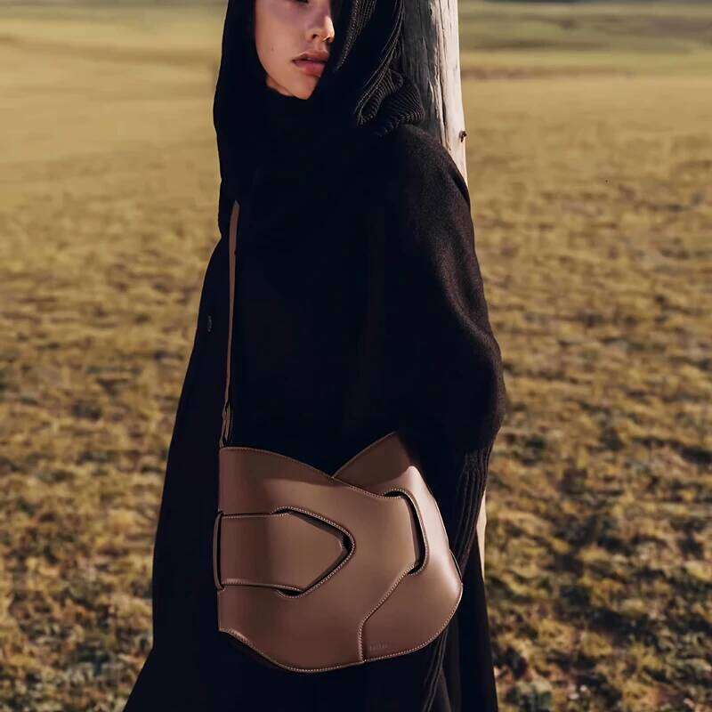 Retro High-End Design For Women's Underarm Foreskin Woven Twisted Bag, Hand-Held Single Shoulder Crossbody Bag