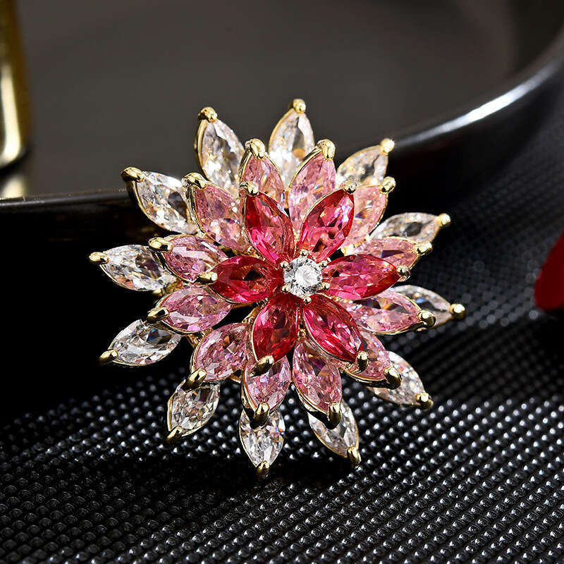 Pink Gradient Zircon Sparkling Suower for Women High-end Luxurious Pin Design Sense Brooch Accessory Rotatable