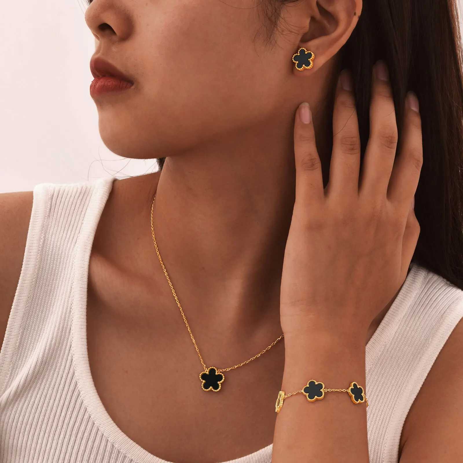 Vnox Luxury Wens Lucky Bracelets Five Flower Charms BraceletsClassic Stainl Steel Wristband Gift for Her S250912