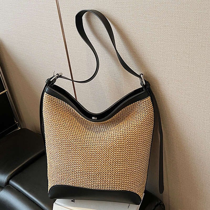 2025 New Korean Style Simple Woven Shoulder Designer Bags Large Capacity Underarm Fashion Trend Lightweight Bucket Bag