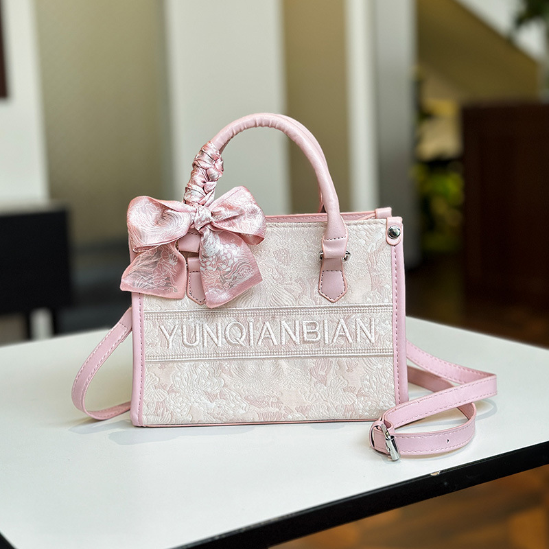 Vintage Leather Crossbody Bag: Elegant Large Tote Handbag for Women - Versatile Fashion Bag.