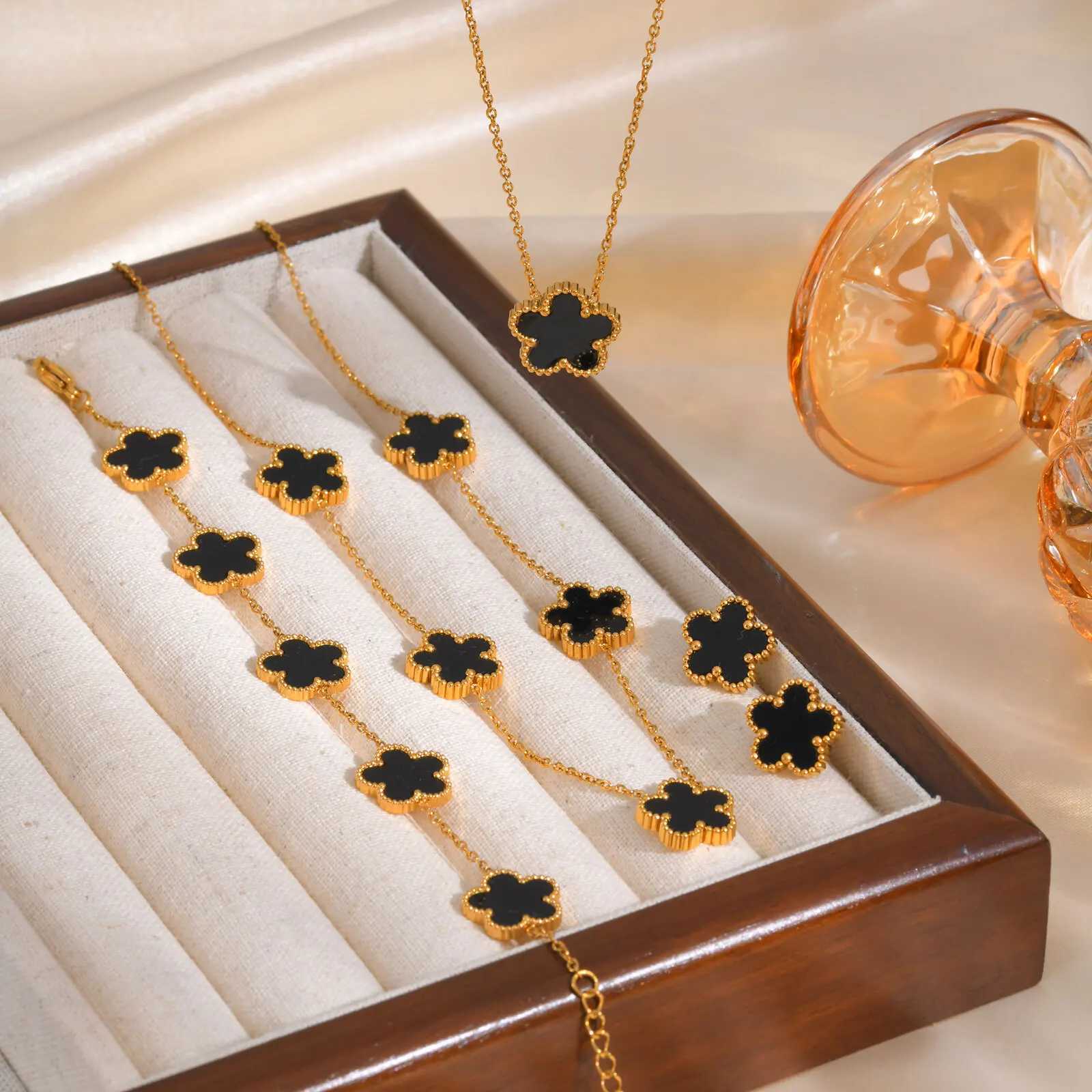 Vnox Luxury Wens Lucky Bracelets Five Flower Charms BraceletsClassic Stainl Steel Wristband Gift for Her S250912