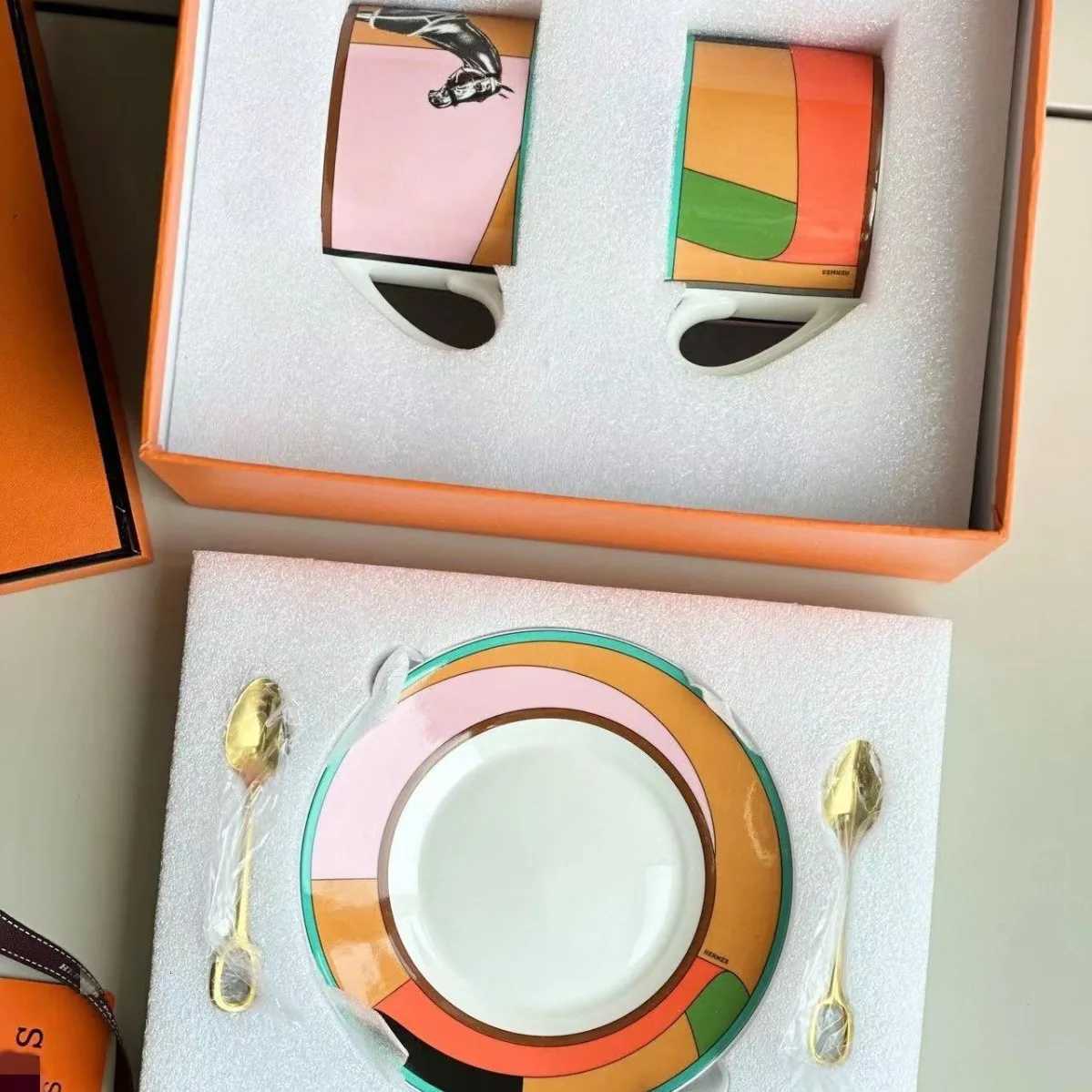 Luxury Light Luxury Bone China 2 Cups 2 Plates 2 Spoons Coffee Cups and Saucers Set European Afternoon Tea Set Gift Box Gift Y250913