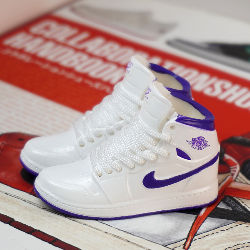 Creative Desk Decor Gift A Pair of Miniature Sneakers in Random Colors Basketball Shoe Ornament For Men Basketball Fan DIY Keychain Bag Accessory