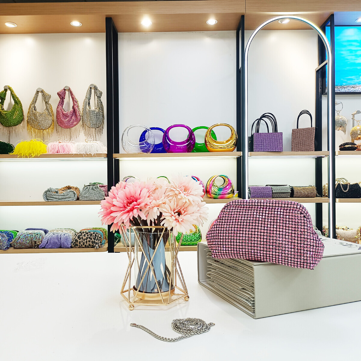 TB BHULAMTE Luxury Designer Bag 2025 French Light Luxury Diamond Inlaid Shell Bag Water Diamond Evening Dress Bag Women's Handheld Diamond Inlaid