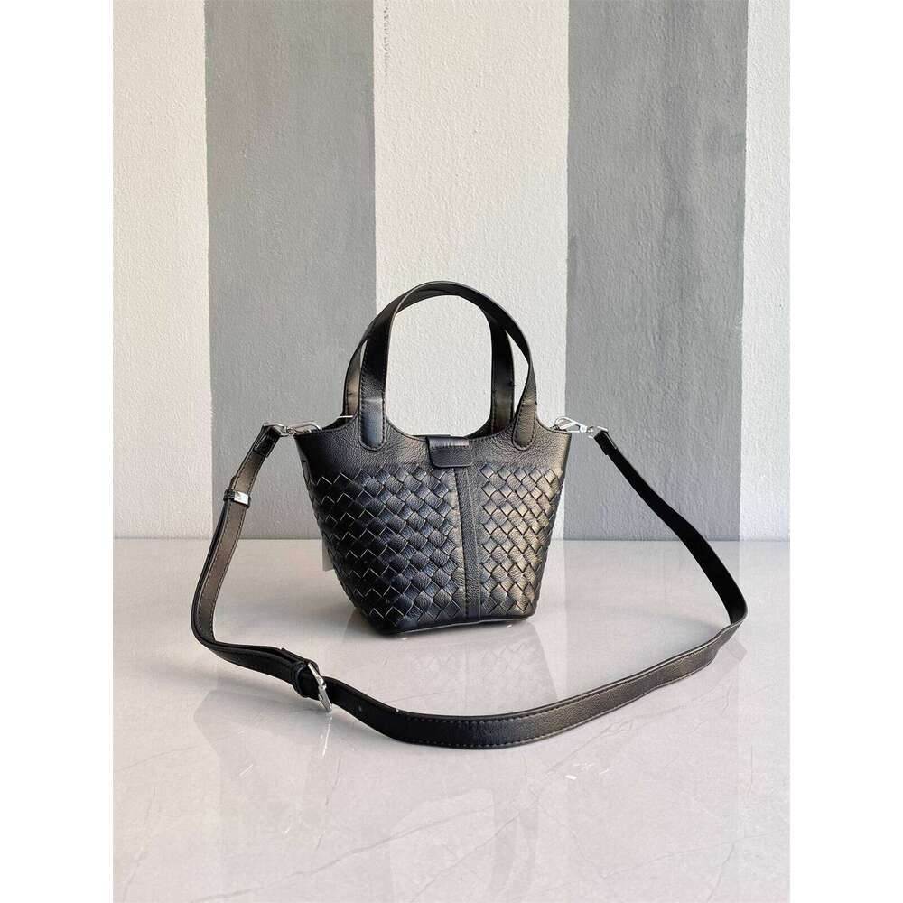 Designer Bag Tote Bag Shoulder Bag Top Layer Cowhide Handwoven Basket Stylish Fashion Niche Handheld Bucket Bag
