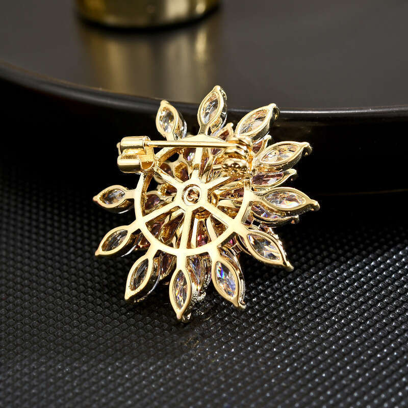 Pink Gradient Zircon Sparkling Suower for Women High-end Luxurious Pin Design Sense Brooch Accessory Rotatable