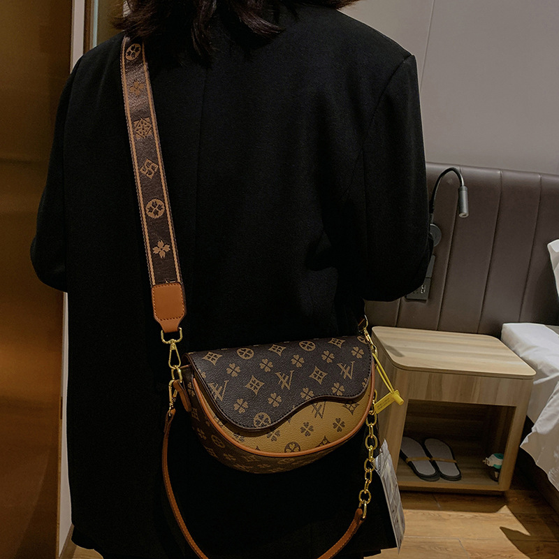 Light luxury high-end saddle bag for women 2025 new style, trendy and versatile, semi-round casual crossbody bag brown coffee