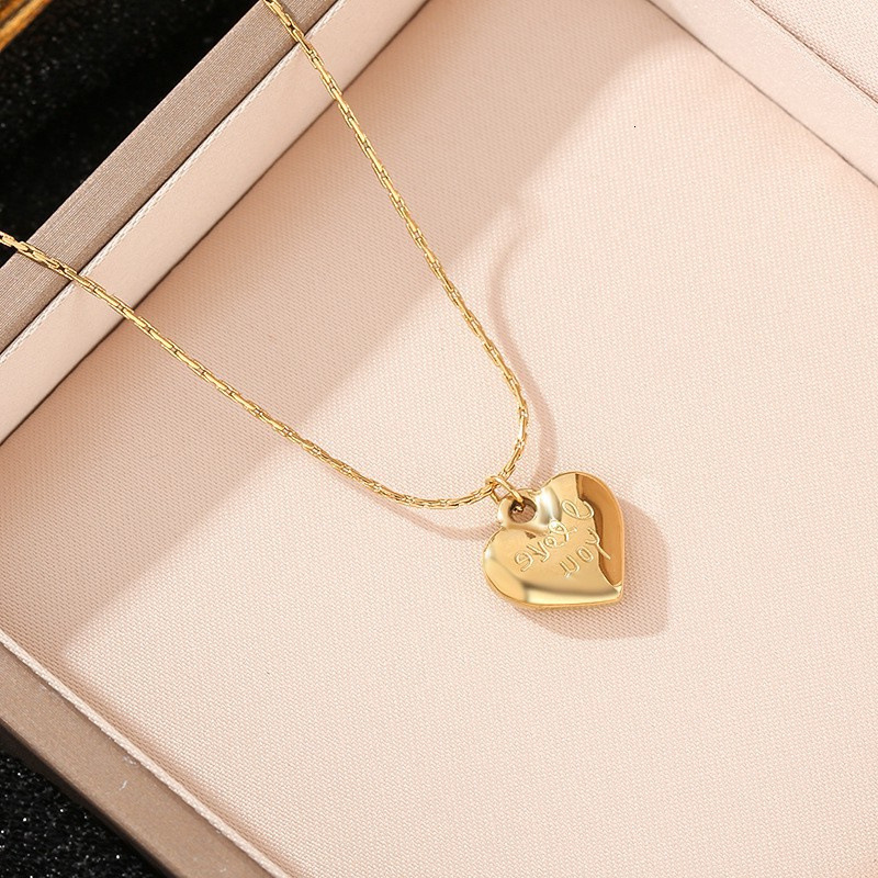 Minimalist Elegant Light Heart Love Titanium Steel Necklace for Women French Style 2025 New Women's Collarbone Chain