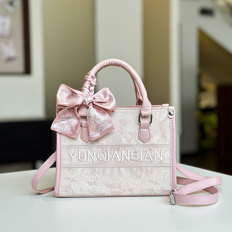 Vintage Leather Crossbody Bag: Elegant Large Tote Handbag for Women - Versatile Fashion Bag.