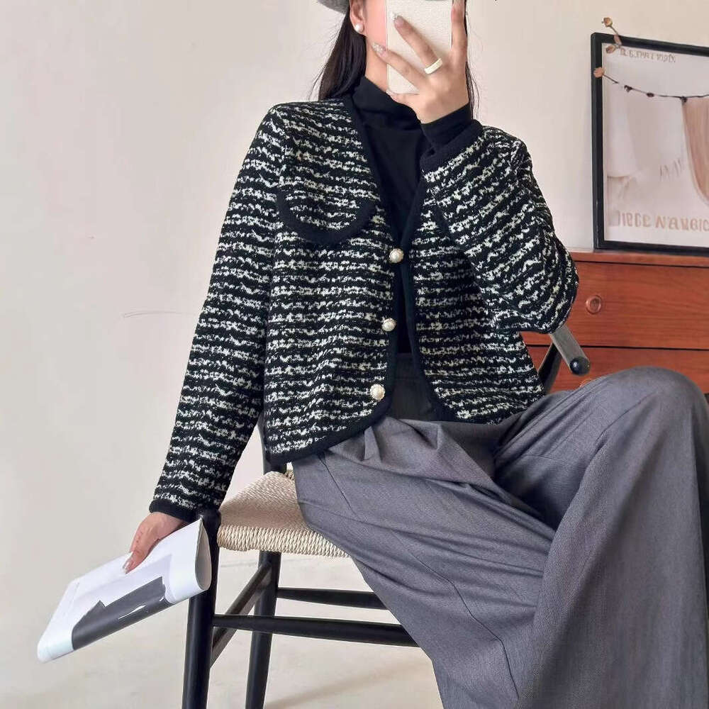 DHEssentials 2025 Autumn New French Style Chanel-inspired Gold Thread V-neck Wave Pattern Knitted Trim Sweater Jacket