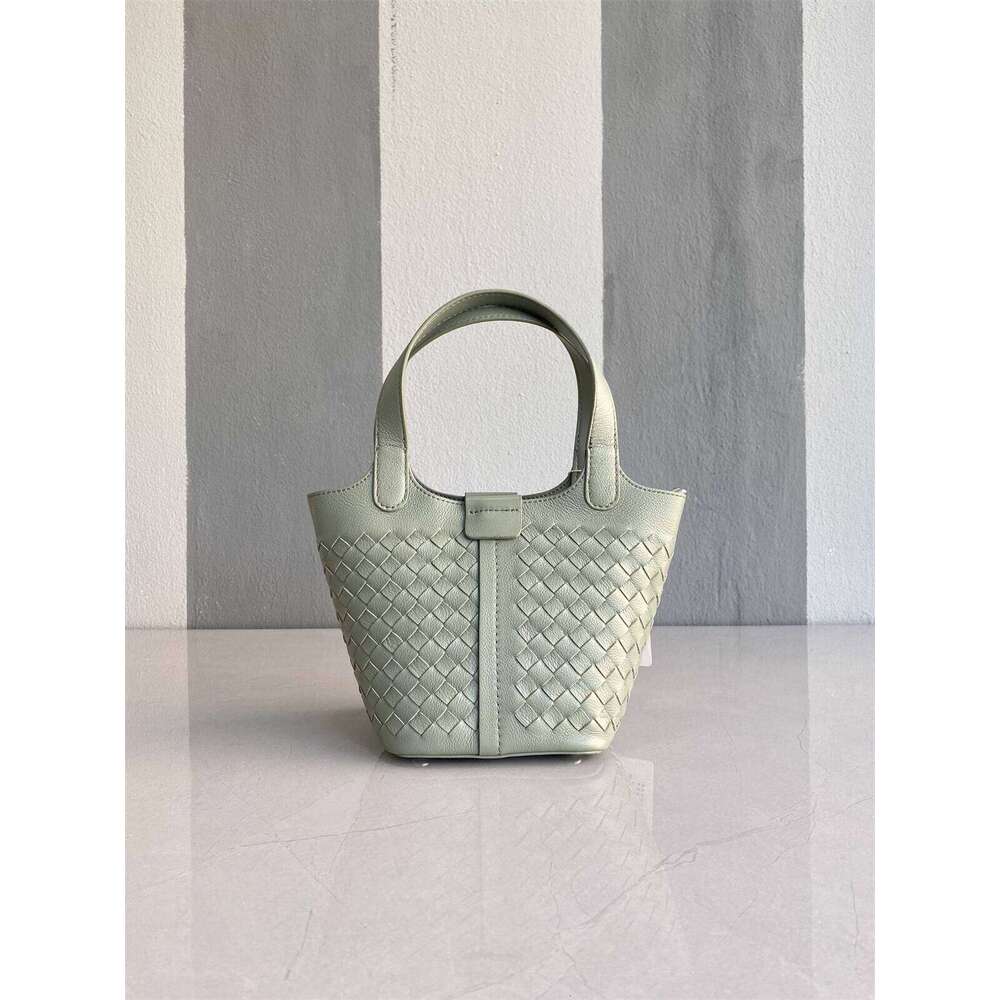 Designer Bag Tote Bag Shoulder Bag Top Layer Cowhide Handwoven Basket Stylish Fashion Niche Handheld Bucket Bag
