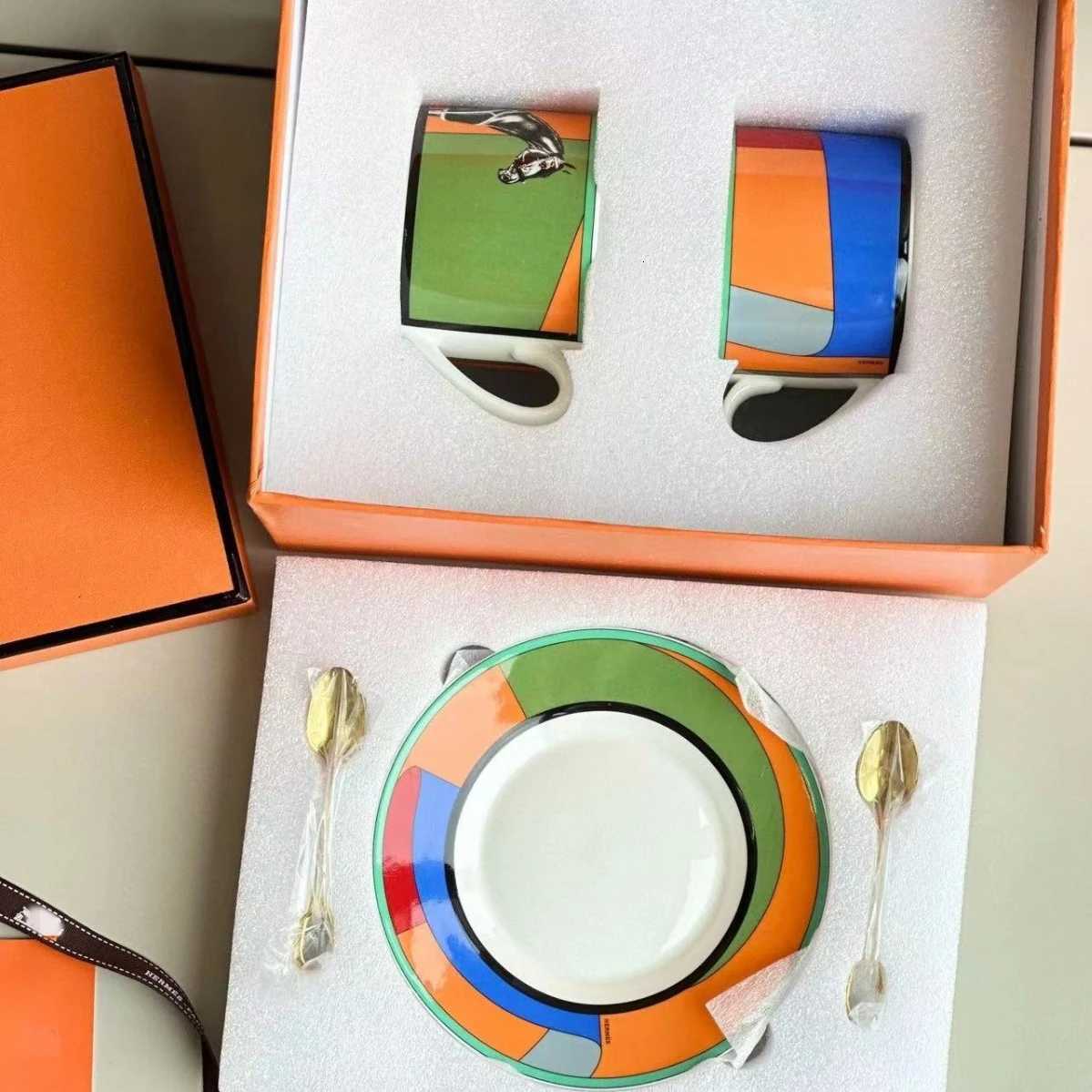 Luxury Light Luxury Bone China 2 Cups 2 Plates 2 Spoons Coffee Cups and Saucers Set European Afternoon Tea Set Gift Box Gift Y250913