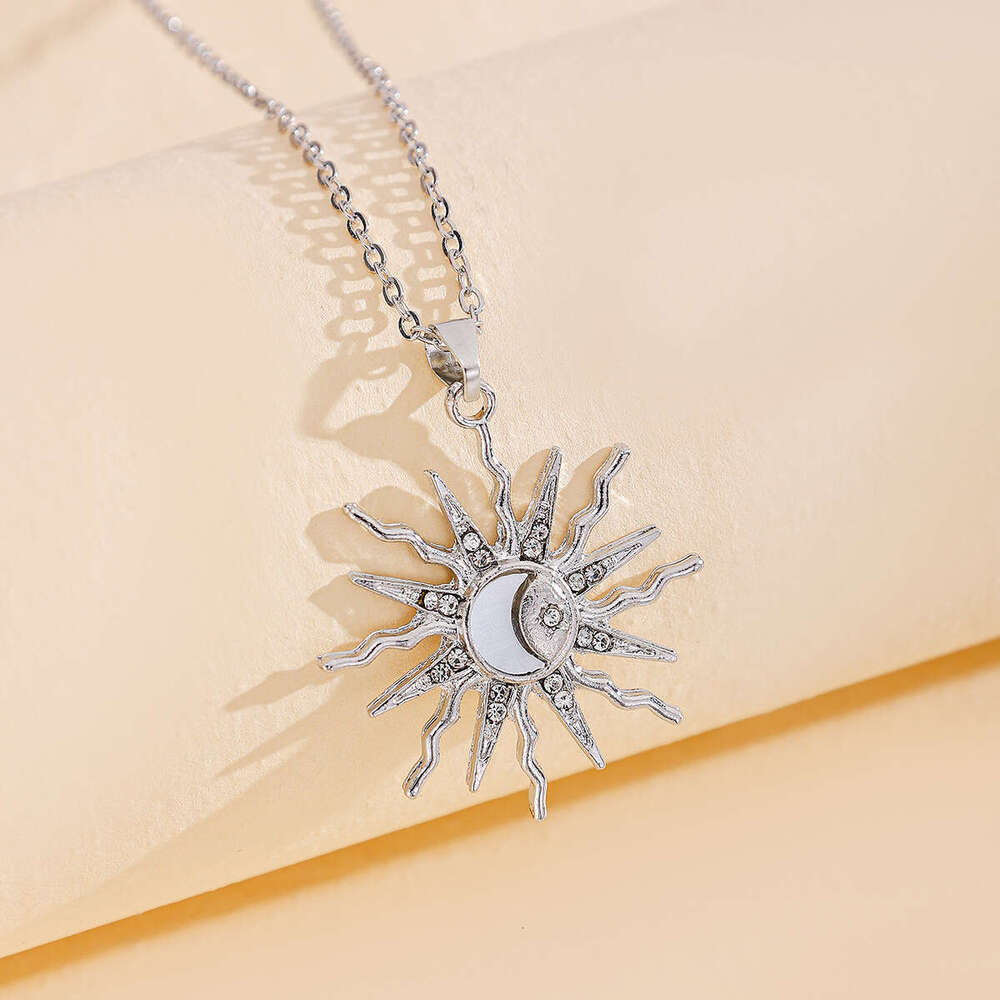 Sun Inlaid Dia Fashion Jewelry Alloy Moon Pendant Niche Light Star Necklace