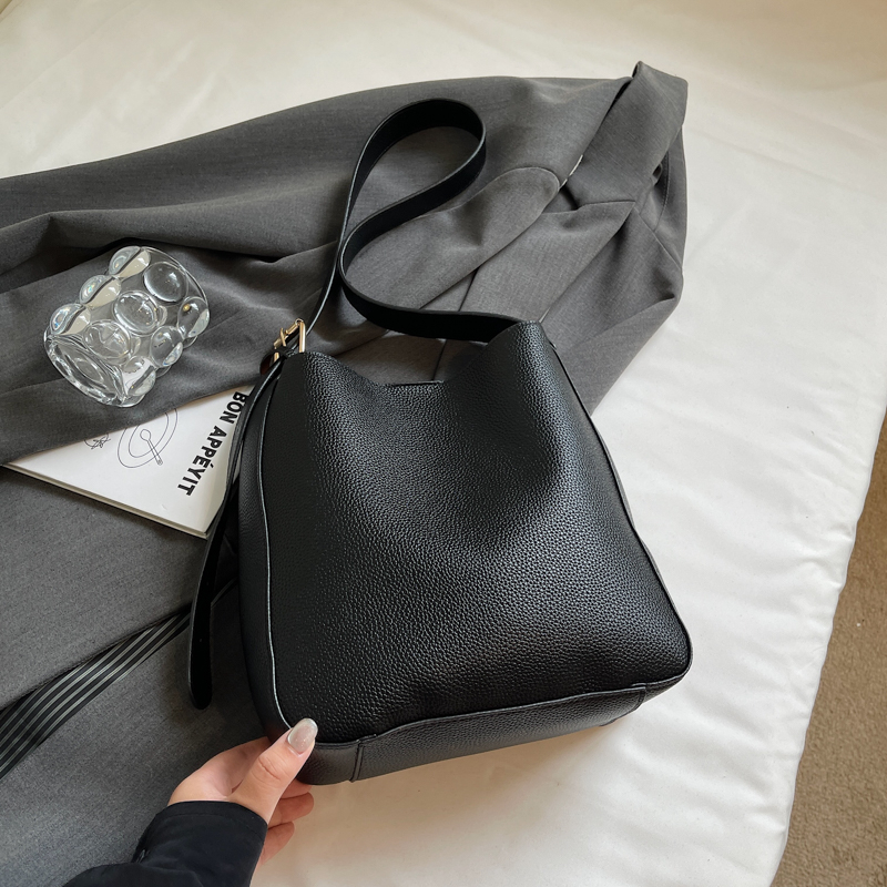 2025 Autumn New Large Capacity Handbag Fashion Simple Exquisite Luxury Party Handbag Travel Daily Shopping Commuting Multi functional Shoulder Bag