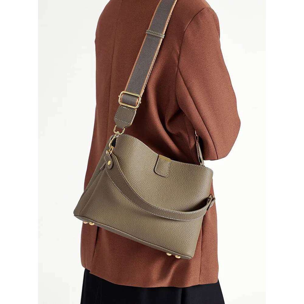 Genuine Leather Crossbody 2025 Summer Women's shoulder Bag Design Niche Handbag Large Capacity tote bag