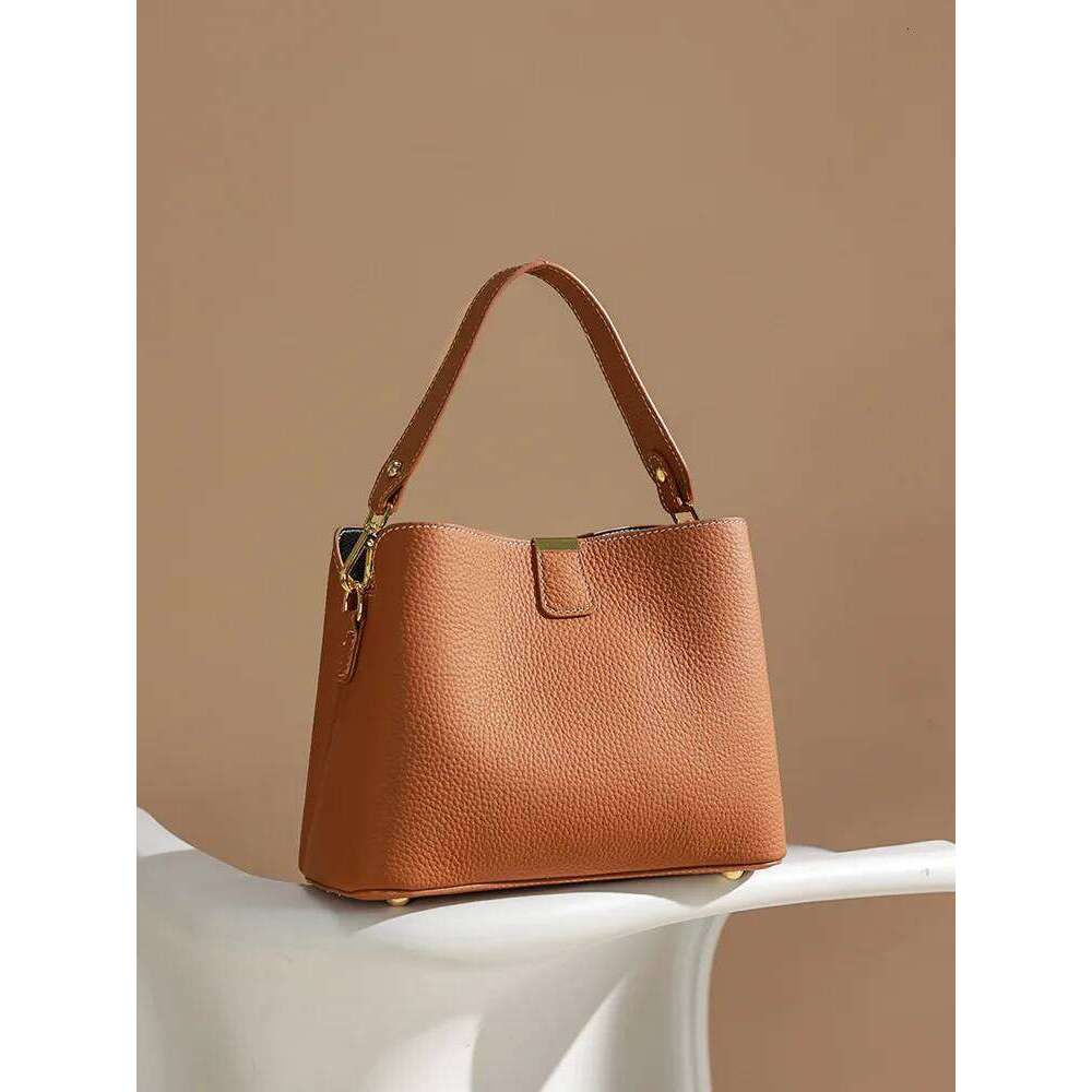 Genuine Leather Crossbody 2025 Summer Women's shoulder Bag Design Niche Handbag Large Capacity tote bag