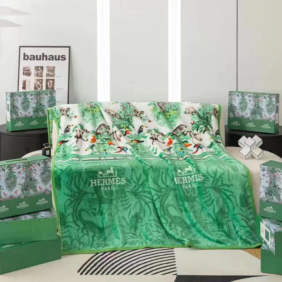 Flannel Trendy Brand Office Leisure Nap Air Conditioning Throw Blanket
