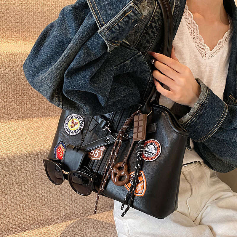 American Badge Underarm Designer Bags for Women 2025 New Large Capacity Commuter Versatile College Style Shoulder Tote Bag