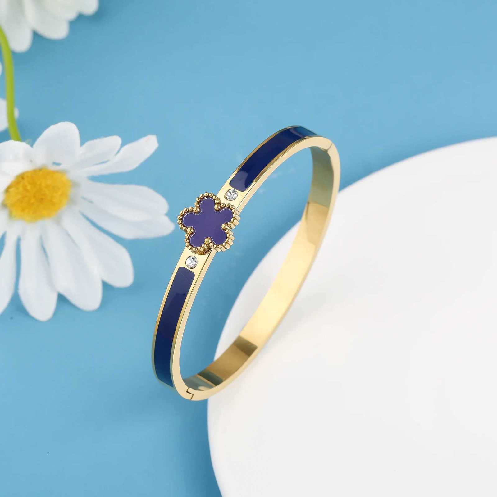 For Chunky 18k Plating Stainl Steel Five Flower Open Bangle Wen Waterproof Party Wrist Jewelry 2025 Bijoux S250912 A985