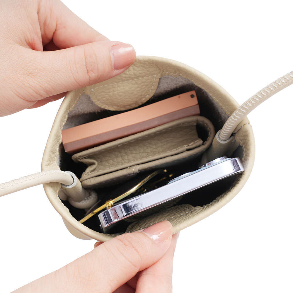 Crossbody for Women Fashion Genuine Leather Single Shoulder Small Ultra-thin Versatile Japanese Style Vertical Mini Phone Bag designer wallet B5