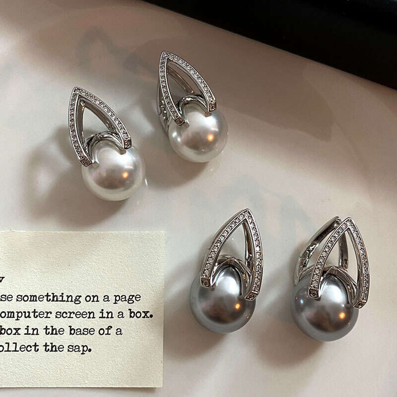 Zhen Duo Ma Gray Water Drop Horshoe Pearl Pendant Earrings for Women, Chen Shu Same Style, Light High-end Stud Earrings, Cool and Elegant Ear