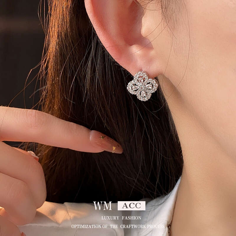 Sier Needle Zircon Flower Hollow Simple Fashionable Elegant Clavicle Chain Versatile Light High-end Sense Necklace