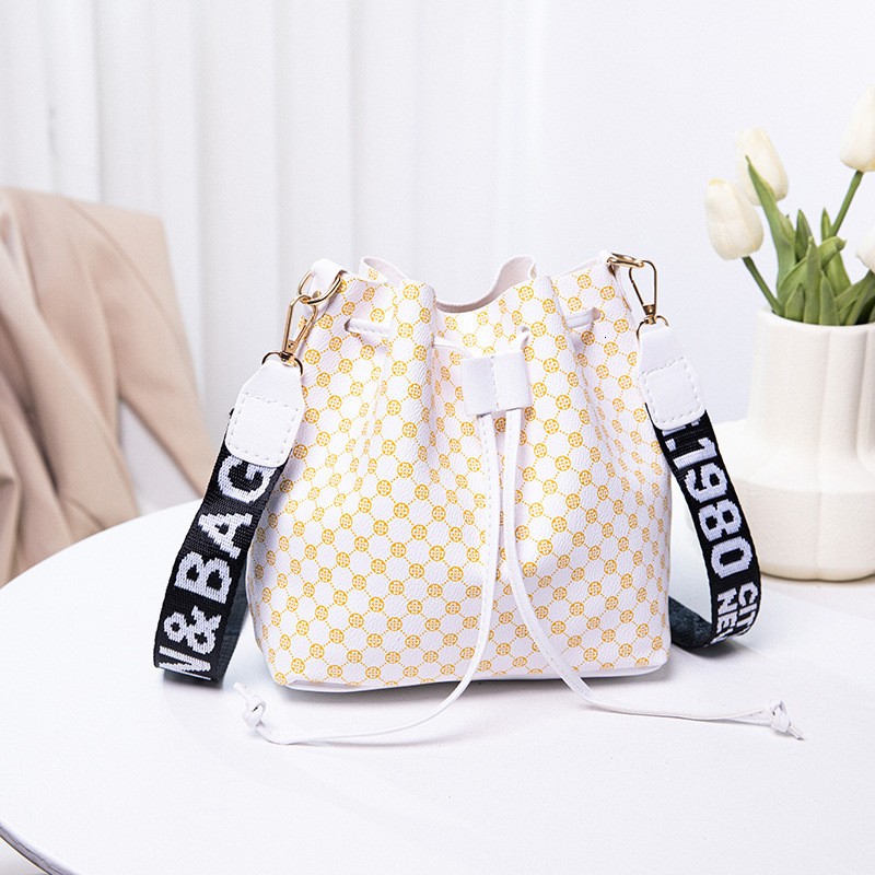 Bucket Bag Designer Bag Women Large Capacity New Trendy Personality Drawstring Commuter Bag Fashion Trendy Free Shipping Single Shoulder Luxury Bag Cr