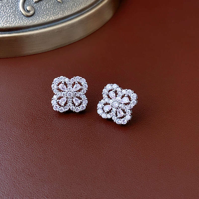 Sier Needle Zircon Flower Hollow Simple Fashionable Elegant Clavicle Chain Versatile Light High-end Sense Necklace