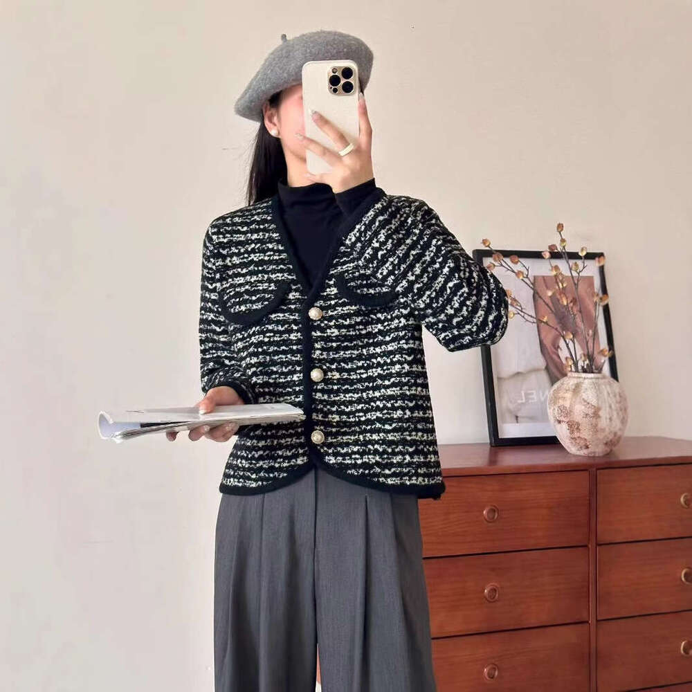 DHEssentials 2025 Autumn New French Style Chanel-inspired Gold Thread V-neck Wave Pattern Knitted Trim Sweater Jacket