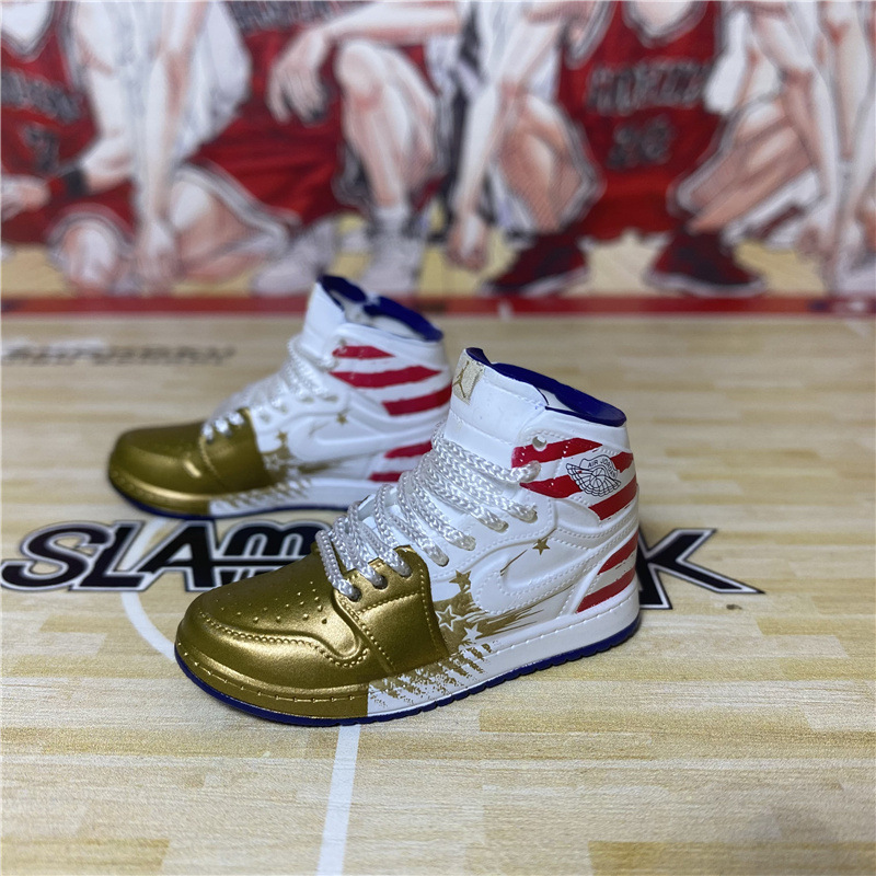 Creative Desk Decor Gift A Pair of Miniature Sneakers in Random Colors Basketball Shoe Ornament For Men Basketball Fan DIY Keychain Bag Accessory