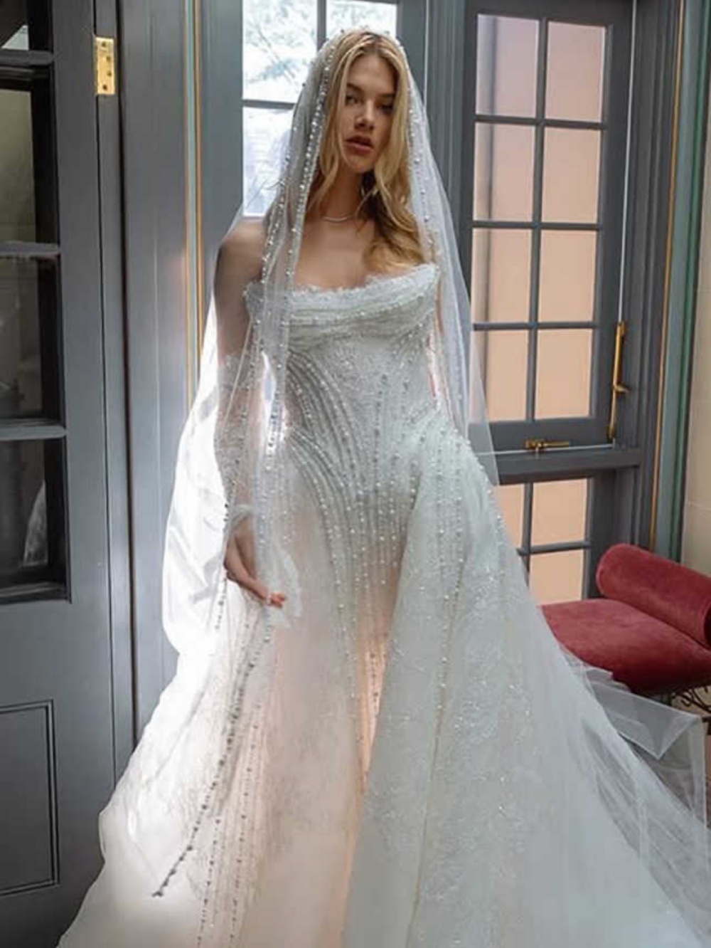 Gorgeous Mermaid Wedding Dresses Strapless Sleeveless Pearls Bride Dress Elegant Lace Sweep Train Bridal Dress Customized