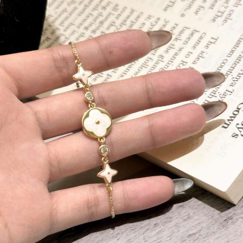 Charm Bracelet Designer for women Luxury Bracelets jewelry Copper plated with 18K gold High quality fashion charms hand Chain Holiday and vacation gif