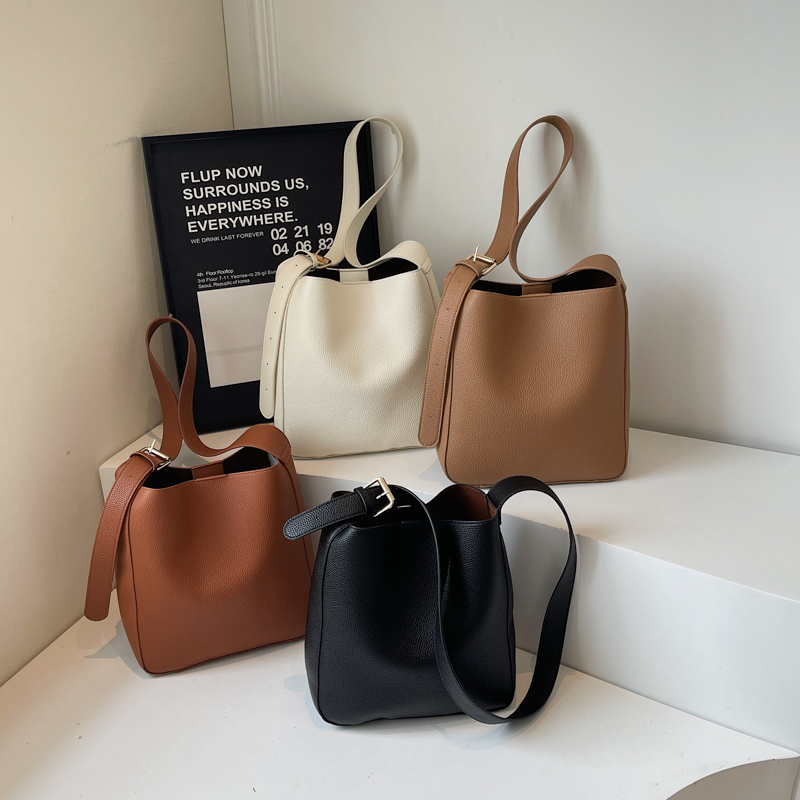 2025 Autumn New Large Capacity Handbag Fashion Simple Exquisite Luxury Party Handbag Travel Daily Shopping Commuting Multi functional Shoulder Bag