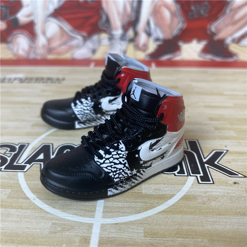 Creative Desk Decor Gift A Pair of Miniature Sneakers in Random Colors Basketball Shoe Ornament For Men Basketball Fan DIY Keychain Bag Accessory