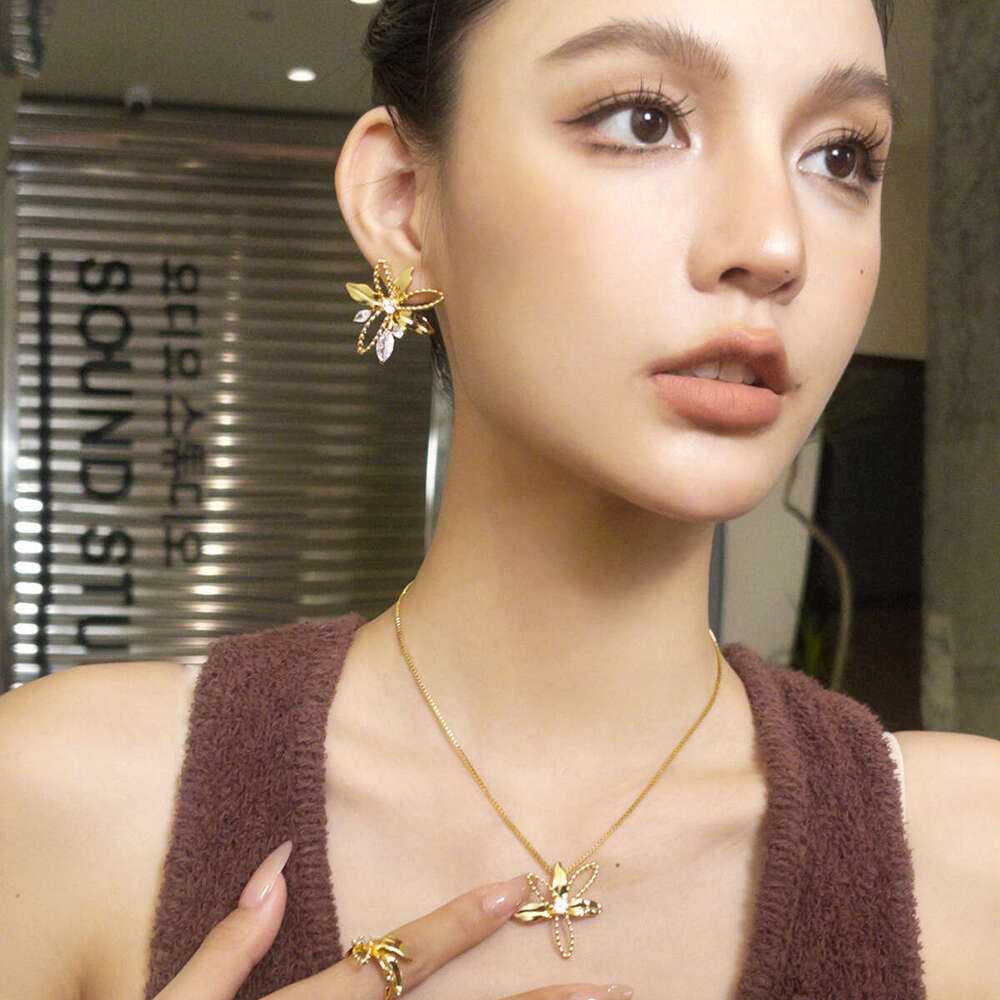 Boonee Alus Design Lily Stamen Hollow Autumn Winter Textured Earrings Light Simple