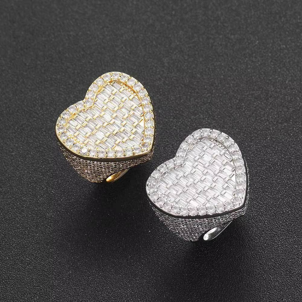 New European and American street trend leader; vertical T-shaped heart ring; personalized hip-hop moissanite heart ring.