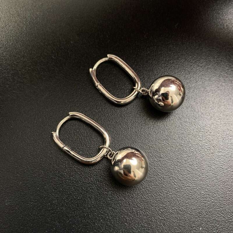Elegant INS Simple Round Ball Earrings for Women, Niche Design, Light , High-End Fashion Earrings, 2022 New Model