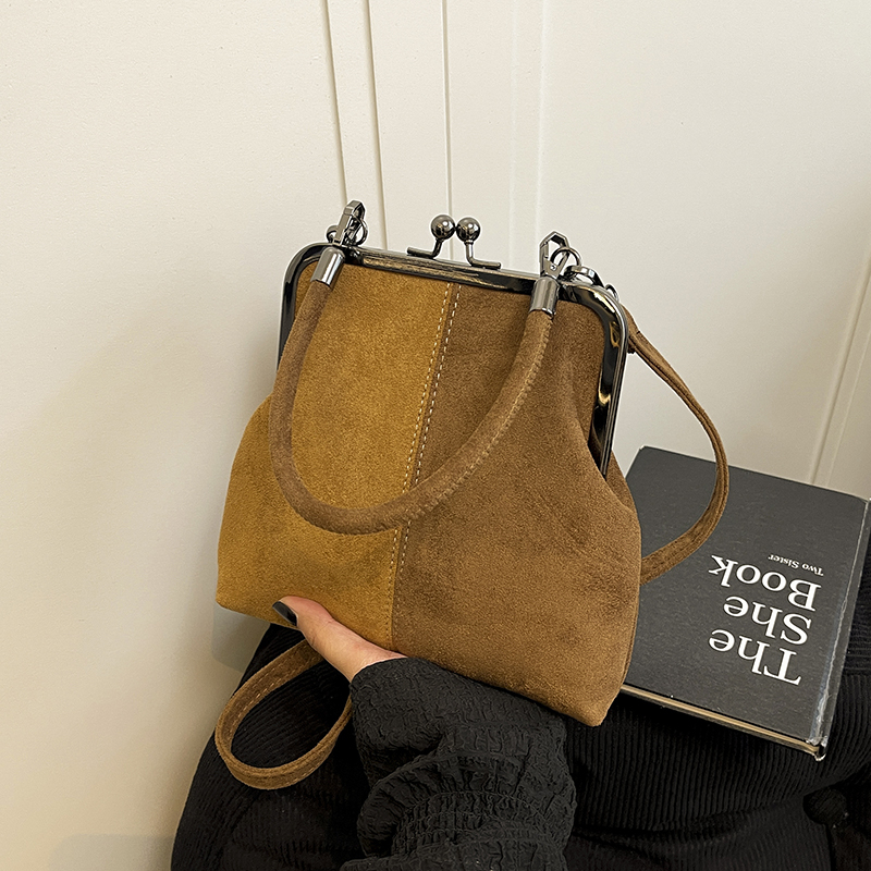 2025 Autumn Large Capacity Handbag Fashion Advanced Simple Exquisite Luxury Party Handbag Travel Daily Shopping Commuting Multi functional Shoulder Ba