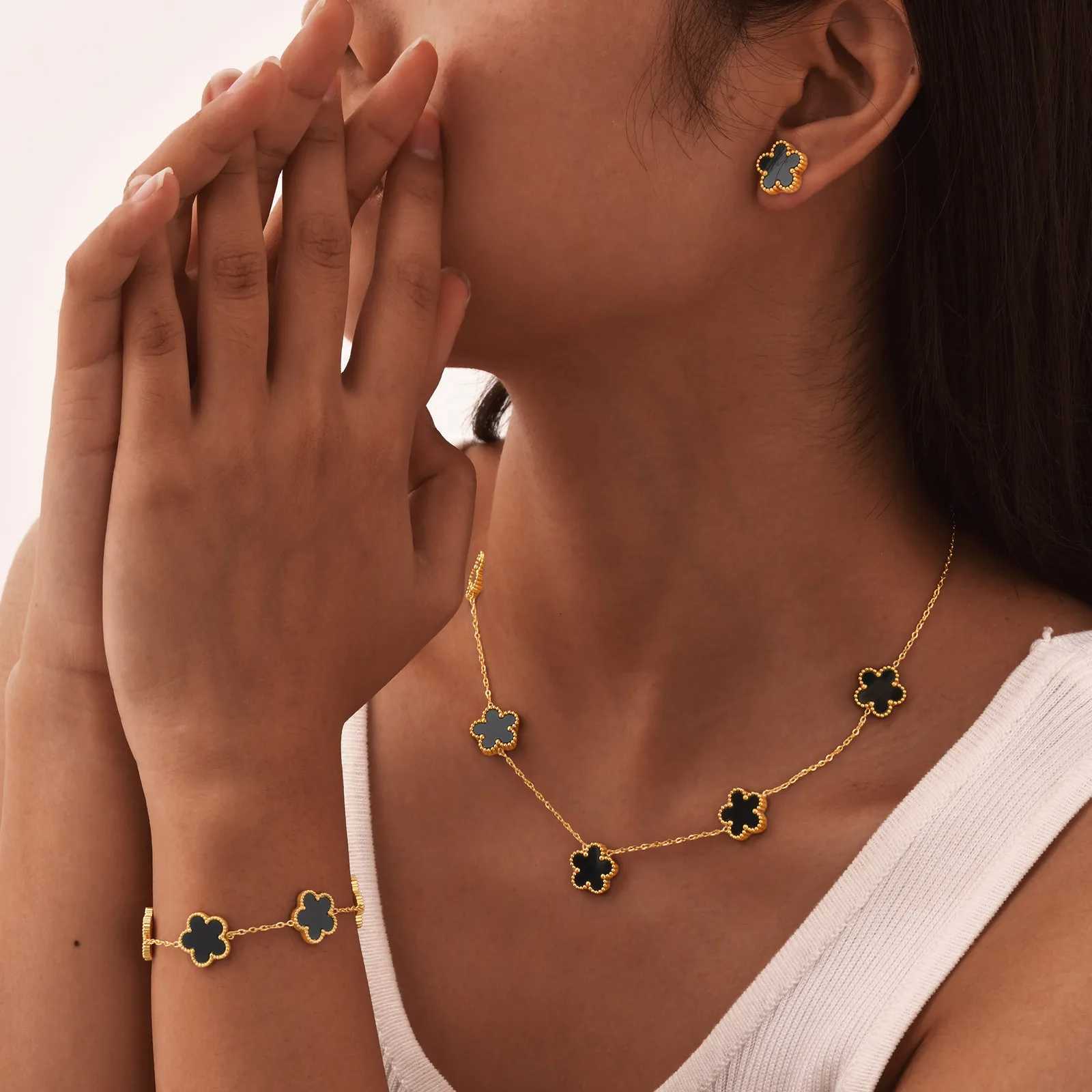 Vnox Luxury Wens Lucky Bracelets Five Flower Charms BraceletsClassic Stainl Steel Wristband Gift for Her S250912