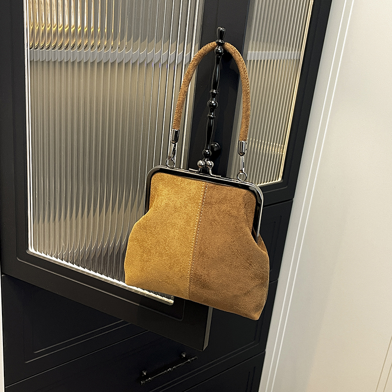 2025 Autumn Large Capacity Handbag Fashion Advanced Simple Exquisite Luxury Party Handbag Travel Daily Shopping Commuting Multi functional Shoulder Ba