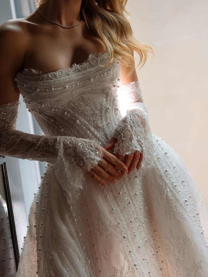 Gorgeous Mermaid Wedding Dresses Strapless Sleeveless Pearls Bride Dress Elegant Lace Sweep Train Bridal Dress Customized