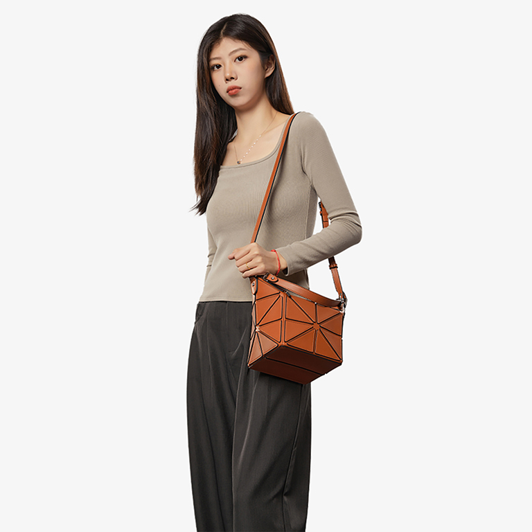 Niche design bucket bag 2025 new fashion shoulder messenger bag high-end geometric splicing commuter women's bag