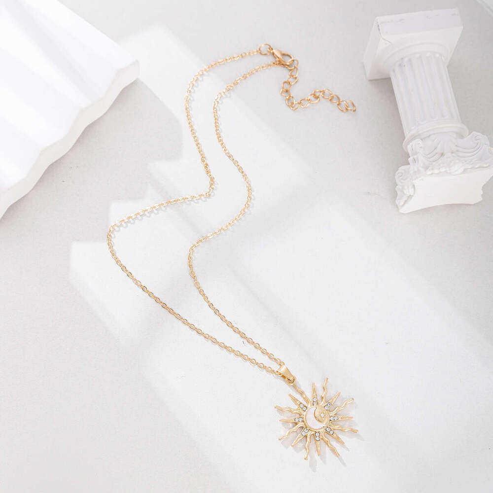 Sun Inlaid Dia Fashion Jewelry Alloy Moon Pendant Niche Light Star Necklace