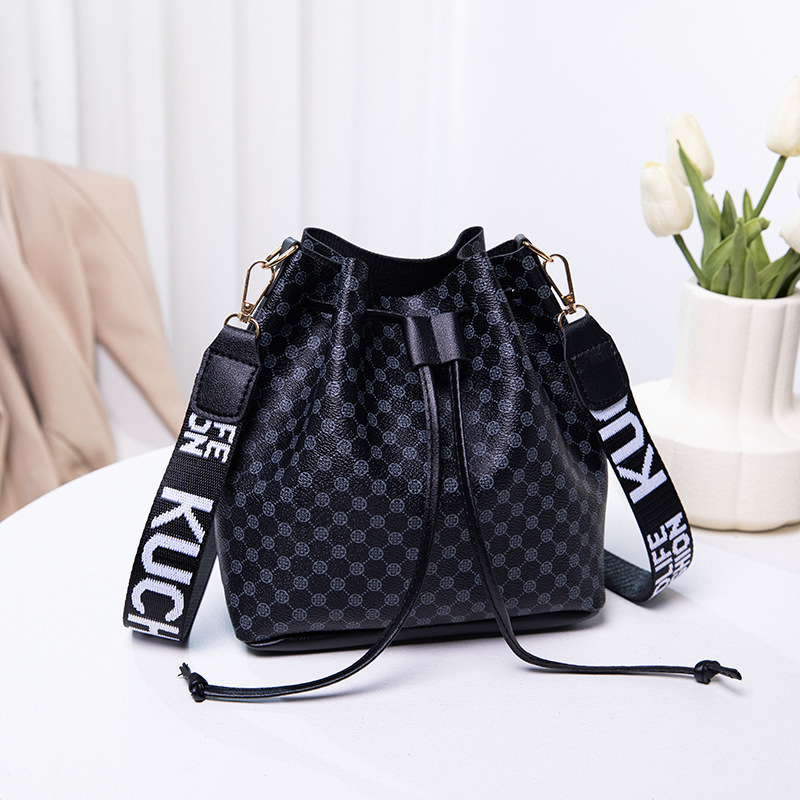 Bucket Bag Designer Bag Women Large Capacity New Trendy Personality Drawstring Commuter Bag Fashion Trendy Free Shipping Single Shoulder Luxury Bag Cr