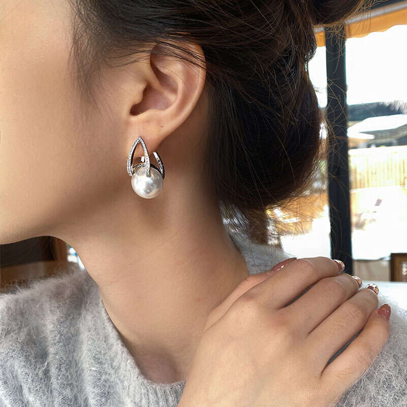 Zhen Duo Ma Gray Water Drop Horshoe Pearl Pendant Earrings for Women, Chen Shu Same Style, Light High-end Stud Earrings, Cool and Elegant Ear