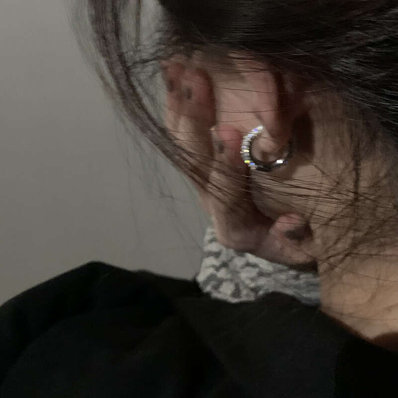 Ins Fashionable Super Shiny Rhinestone Hoop Earrings Minimalist Style Hoops Ear Clips High-end Elegant Light Fashion 2022