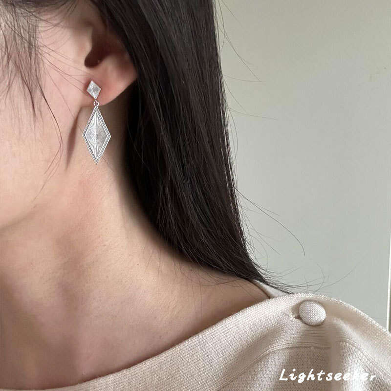 Minimalist Style sier Dia-Shaped High-End Feel Face-Slimming Long Geometric Earrings Paired with Sweater