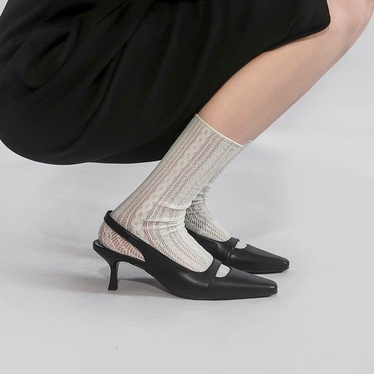 2025 Autumn New French Retro Thin Heel Bareback Low Heel Shoes Light Luxury Elegant Pointed Design Women's High Heels Designer Shoes